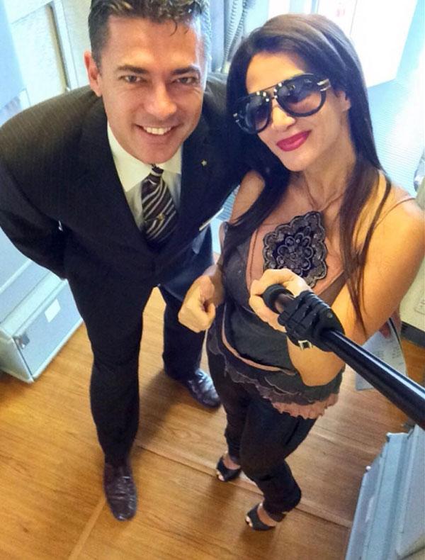 صور ديانا حداد مع كابتن الطائرة على طريقة Selfie