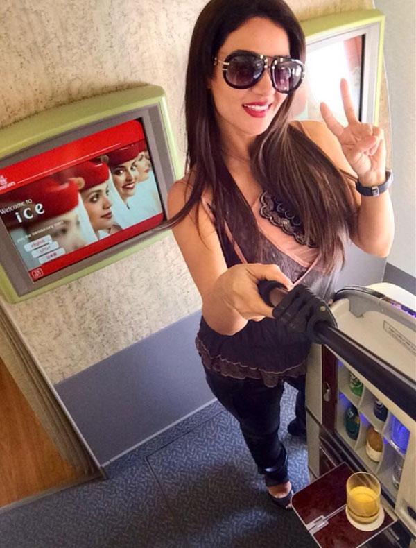 صور ديانا حداد مع كابتن الطائرة على طريقة Selfie