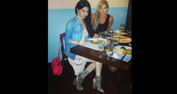 صور هيفاء وهبي مع صديقتها الإعلامية نسرين ظواهرة على طاولة العشاء 2014