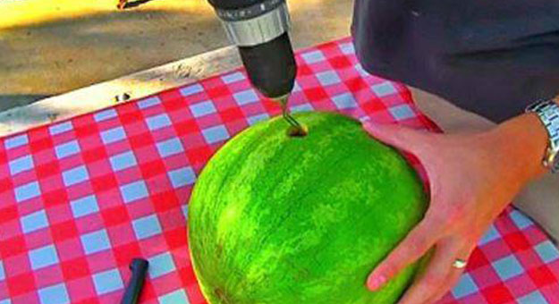 بالفيديو طريقة عمل عصير البطيخ المثلج فى دقيقتين