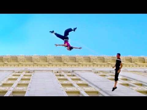 بالفيديو رقصة مجنونة على واجهة مبنى شاهق الارتفاع في كاليفورنيا