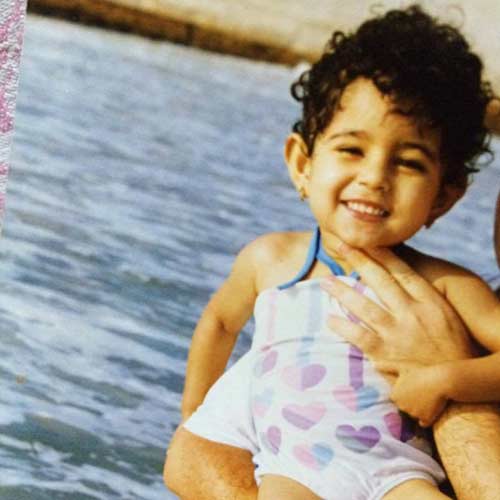 صور أيتن عامر وهي طفلة صغيرة بملابس السباحة