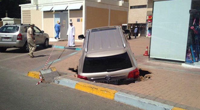 بالصور سقوط سيارة لاندكروزر في حفرة عميقة بمدينة العين الإماراتية