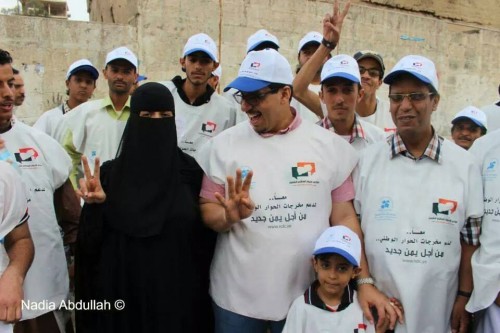 صور أحمد عوض بن مبارك رئيس الحكومة اليمنية باوضاع غريبة