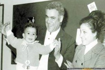 صورة أحمد السقا وهو طفل صغير مع امه وابوه