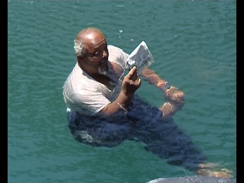 بالفيديو رجل يمني يجلس في الماء بدون ان يغرق