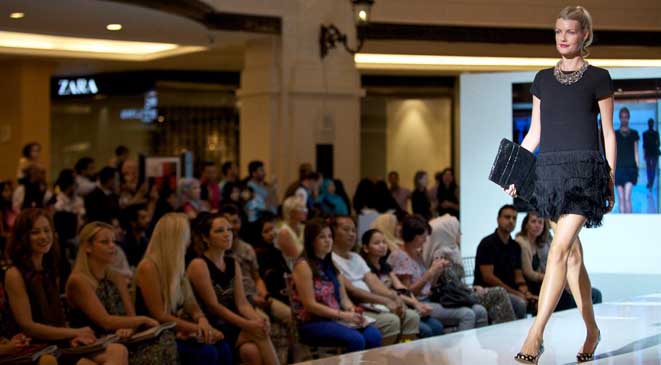 صور عرض أزياء هارفي نيكولاس في مول الامارات 2014 , عالم من الأزياء 2014