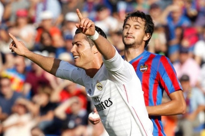 كريستيانو رونالدو أول لاعب يسجل 15 هدفا في 8 مباريات بالدوري الاسباني