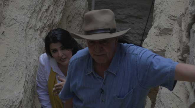 صور الإعلامية منى الشاذلي مع الدكتور زاهي حواس داخل هرم زوسر