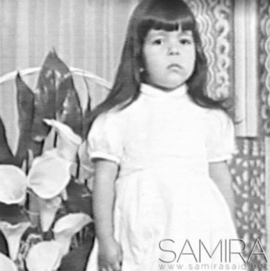 صورة سميرة سعيد وهي طفلة صغيرة بالابيض والاسود