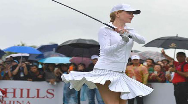 صور نيكول كيدمان وهي تلعب الجولف في الصين