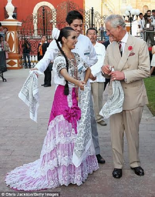 صور الأمير تشارلز وهو يرقص في الشارع بكامبيتشي المكسيك