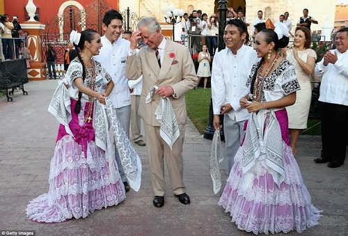 صور الأمير تشارلز وهو يرقص في الشارع بكامبيتشي المكسيك