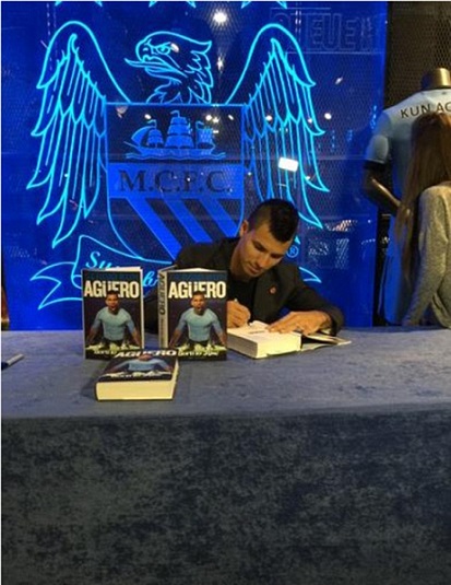 صور سيرجيو أغويرو وهو يحتفل بتوقيع كتابه ولد ليتألق