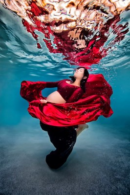 صور نساء حوامل في جلسة تصوير تحت الماء 2015