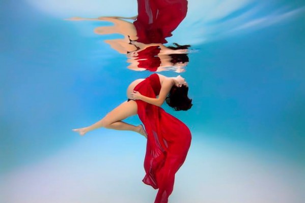 صور نساء حوامل في جلسة تصوير تحت الماء 2015
