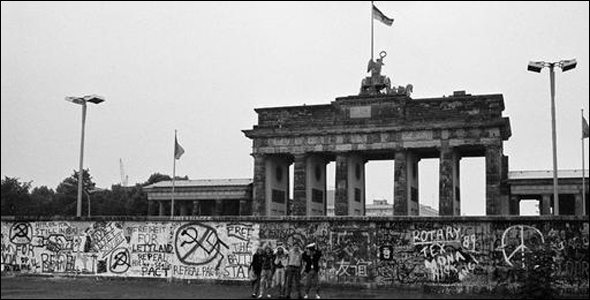 جوجل يحتفل بمرور 250 سنة على انهيار جدار برلين اليوم 9-11-2014