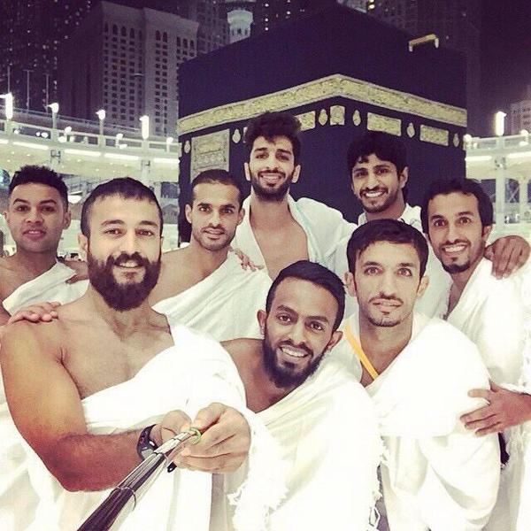 صورة سيلفي تجمع لاعبي المنتخب الكويتي عند الكعبة المشرفة