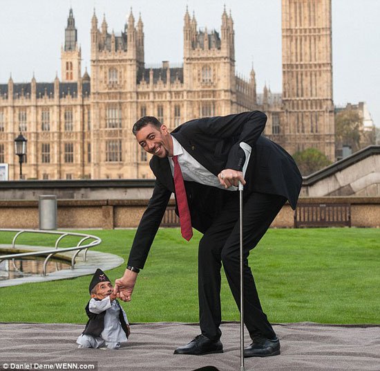 صور أطول وأقصر رجلين فى العالم في لندن 2014
