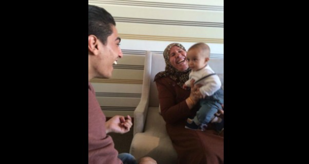 صور محمد عساف مع والدته أم شادي والطفل كنان
