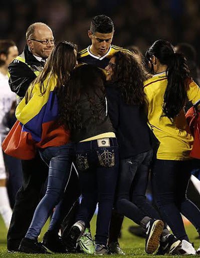 بالصور مشجعات كولومبيا يقتحمن الملعب من أجل رودريجيز