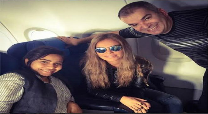 صورة شيرين ونيكول سابا وطوني خليفة في الطائرة المتجهة إلى بيروت