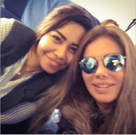 صورة شيرين ونيكول سابا وطوني خليفة في الطائرة المتجهة إلى بيروت