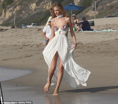 صور روزي هنتنغتون وايتلي في جلسة تصوير على الشاطئ بفستان مثير
