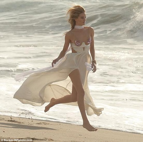 صور روزي هنتنغتون وايتلي في جلسة تصوير على الشاطئ بفستان مثير