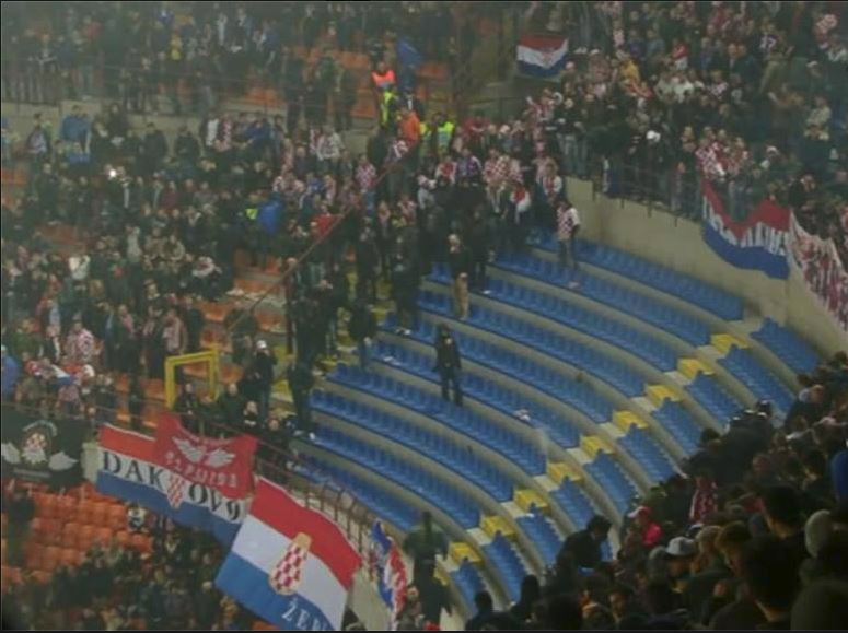 صور شغب المشجعين في مباراة كرواتيا وايطاليا