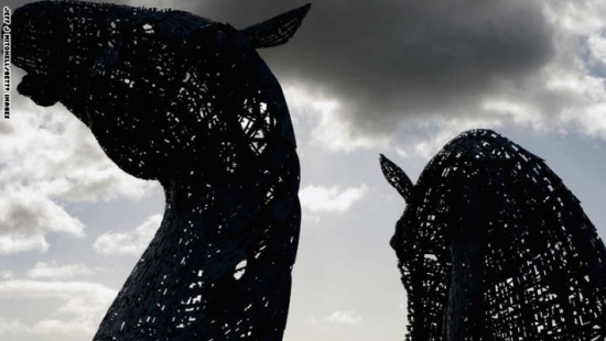 بالصور أكبر منحوتة للخيول في العالم في اسكتلندا كيلبيز