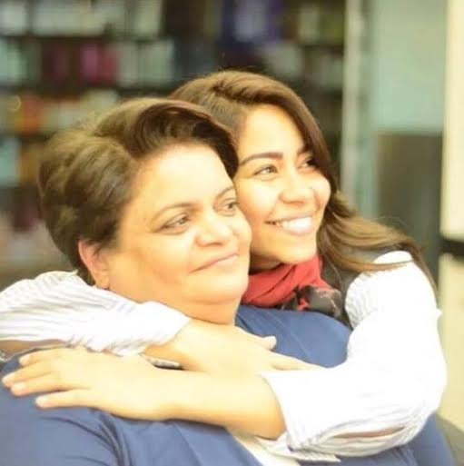 صورة شيرين عبد الوهاب مع والدتها تشعل الفيس بوك 2015