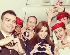 صورة نانسي عجرم مع مضيفات طيران الامارات