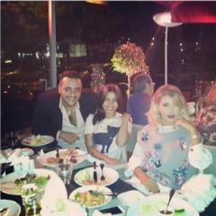 صورة نوال الزغبي مع شيرين عبد الوهاب ومحمد رحيم على طاولة العشاء في بيروت
