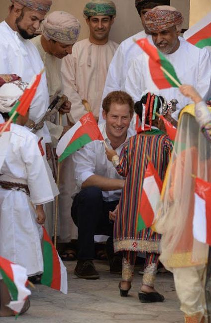 صور الأمير هاري وهو يؤدي رقصة الرزحة العمانية