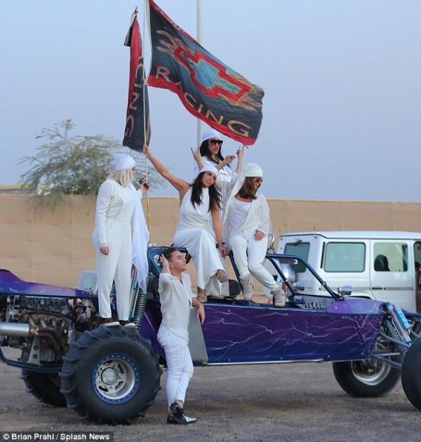 صور رحلة كيم كارداشيان في صحراء دبي 2014