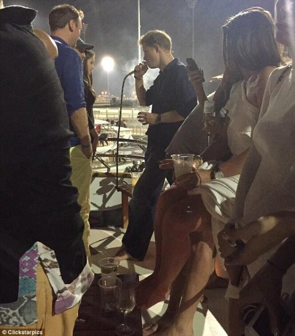 صور الأمير هاري وهو يدخن الارجيلة في أبو ظبي
