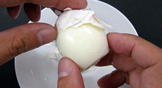 بالفيديو طريقة تقشير البيض المسلوق فى 30 ثانية فقط
