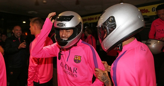 صور لاعبي ونجوم برشلونة في حلبة سباق سيارات كارتينغ
