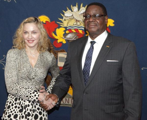 صور مادونا مع رئيس مالاوي