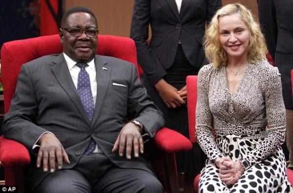 صور مادونا مع رئيس مالاوي