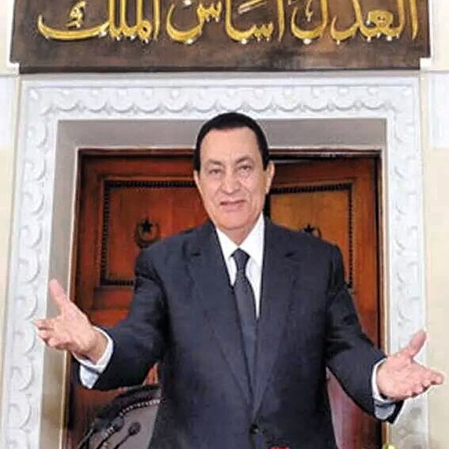 صور تامر عبد المنعم وهو يقبل جمال مبارك
