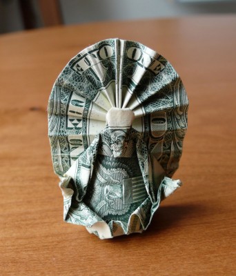 صور هياكل 3d مجسمة مصنوعة من أوراق الدولار