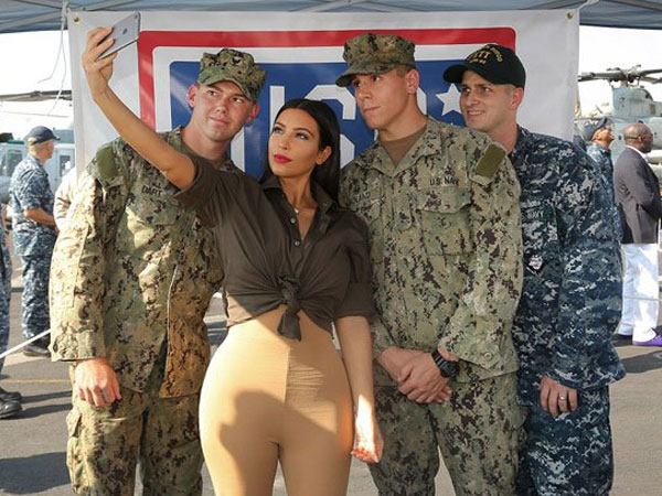 صور كيم كاردشيان مع الجنود الأمريكيين في أبوطبي