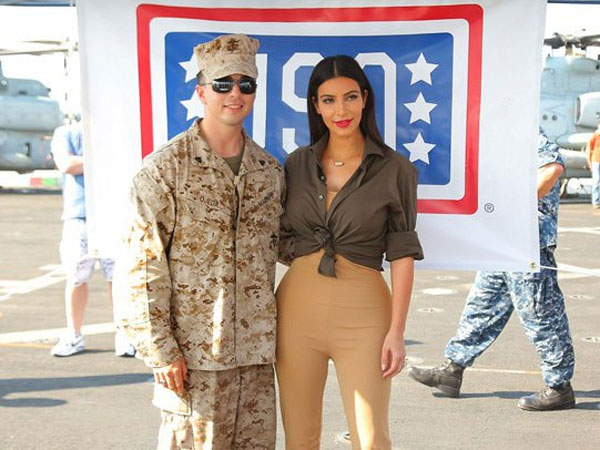 صور كيم كاردشيان مع الجنود الأمريكيين في أبوطبي