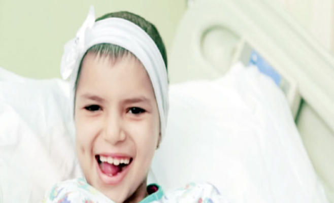 صور نانسي عجرم في مركز الحسين للسرطان لزيارة الطفلة نور
