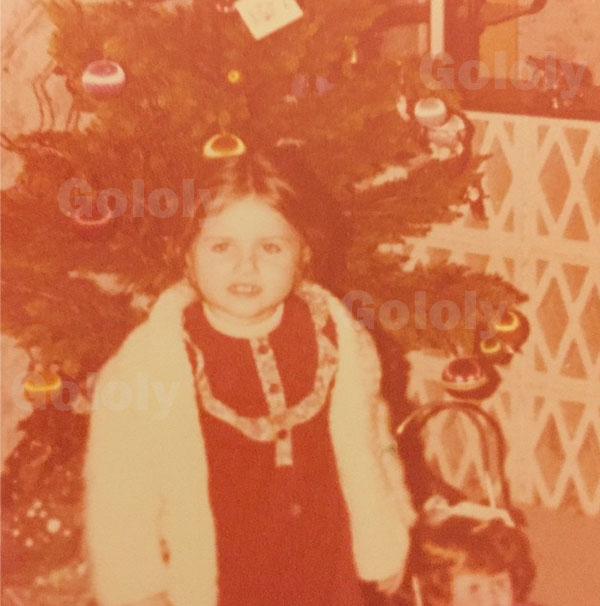 صور نيكول سابا وهي طفلة صغيرة بجانب شجرة الكريسماس