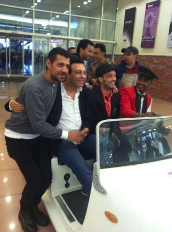 صور ماهر عصام وهو يحتفل بخروجه من المستشفى مع اصدقائه