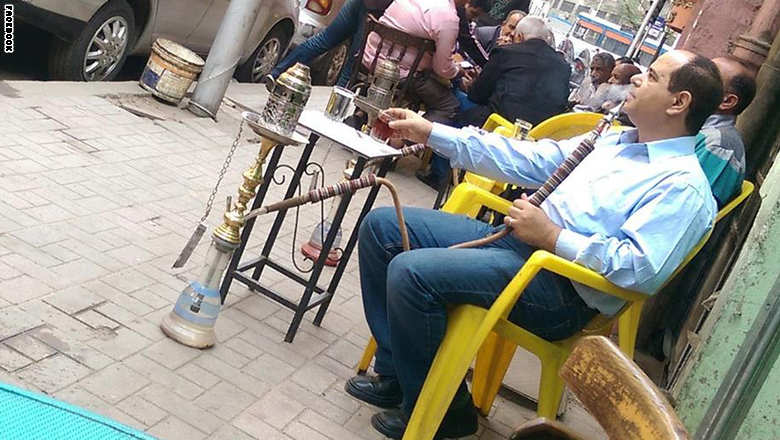 صورة شبيه الرئيس عبدالفتاح السيسي في احد المقاهي تشعل مواقع التواصل