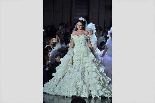 صور درة بفستان زفاف أبيض في عرض أزياء هانى البحيرى 8-12-2014